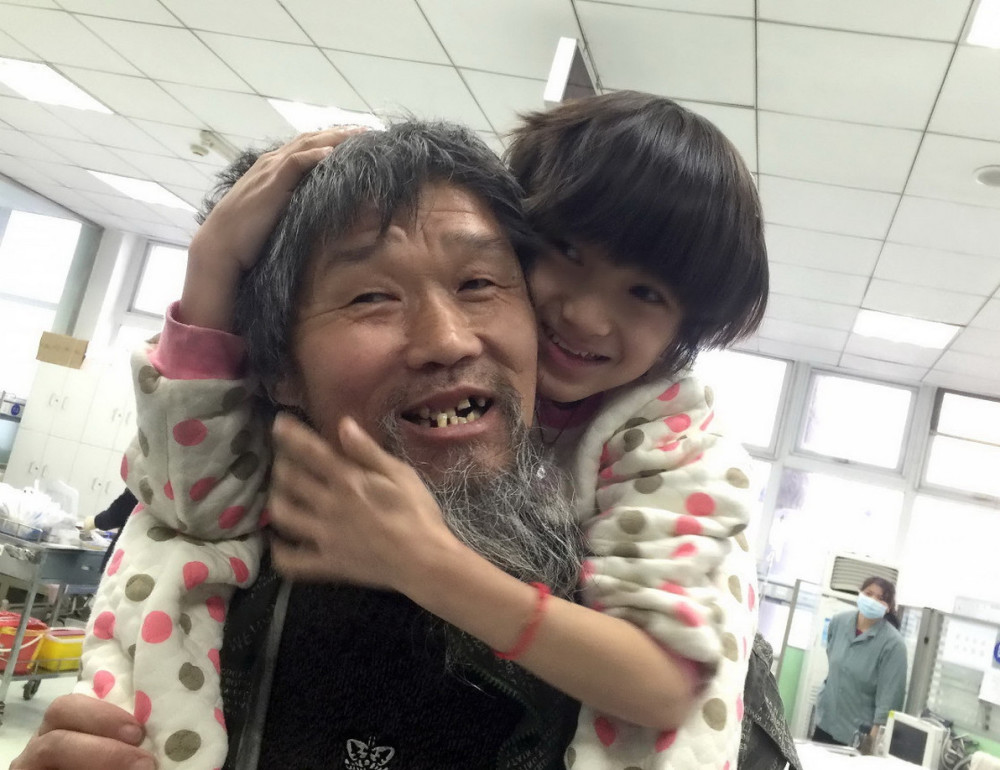 残疾小女孩浑身是伤,被送进医院时依然不舍得和乞丐养父分开