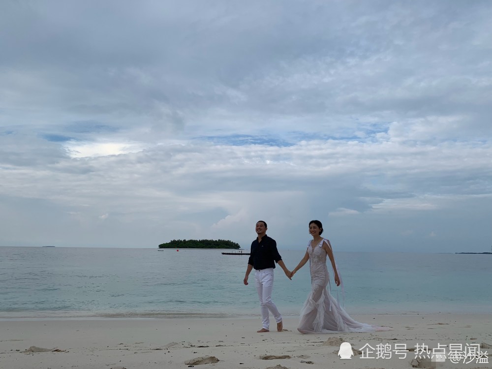 沙溢胡可共度二人世界,十指紧扣赤脚漫步在海滩恩爱十足