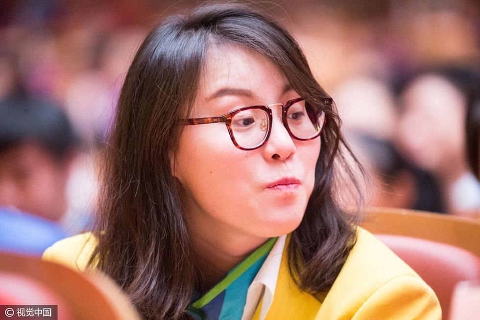 傅园慧娇羞牵手男选手 再刷表情包