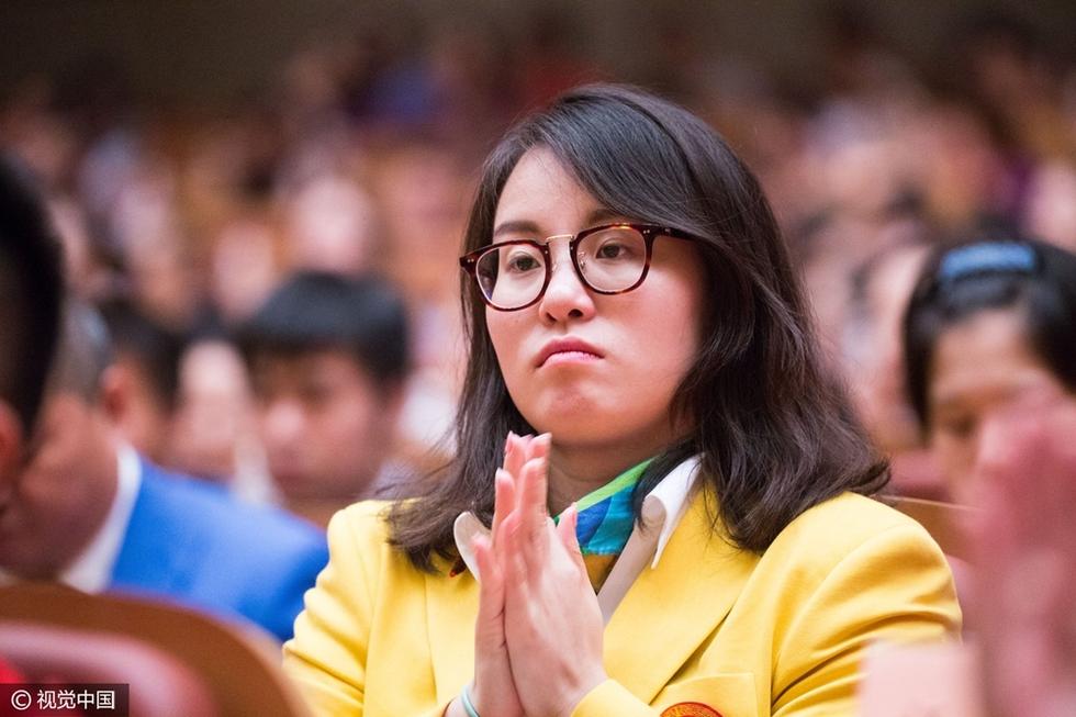 傅园慧娇羞牵手男选手 再刷表情包