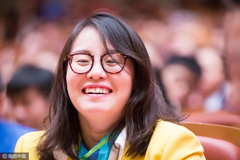 傅园慧娇羞牵手男选手 再刷表情包