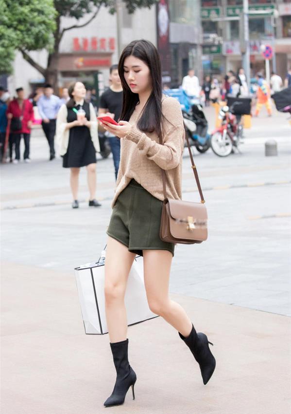 街拍:街头会穿搭的美女,超短裤,大白腿,很撩人.