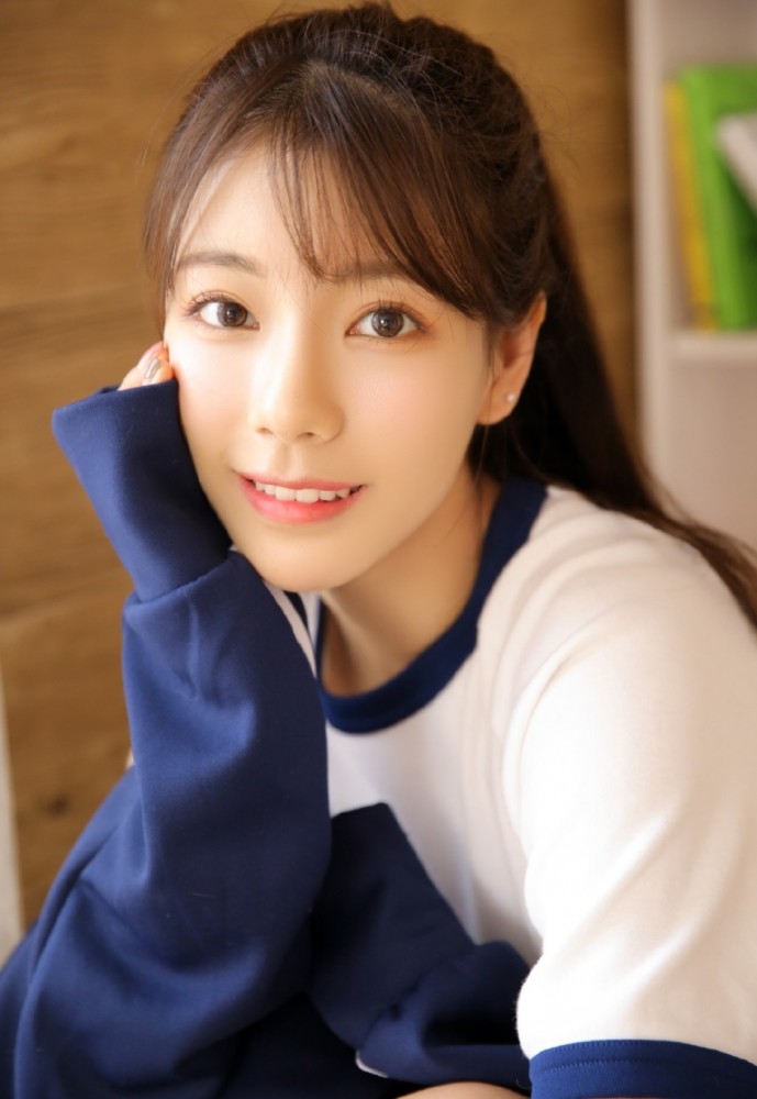 瓜子脸美女高束马尾,笑眼弯弯休闲运动服,逆天长腿