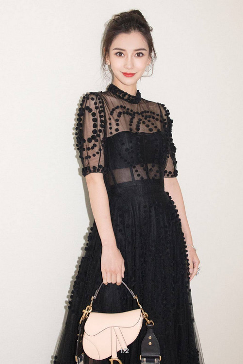 杨颖黑色薄纱衣若隐若现,撒花瓣美出新境界,难怪黄晓明那么宠她
