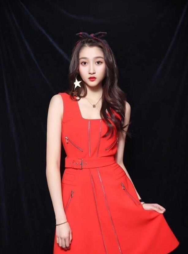 五张关晓彤的美照中混入一张鞠婧祎的美照,你能找出来