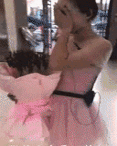 搞笑gif:超市大妈,你店里这些柚子表情不错!