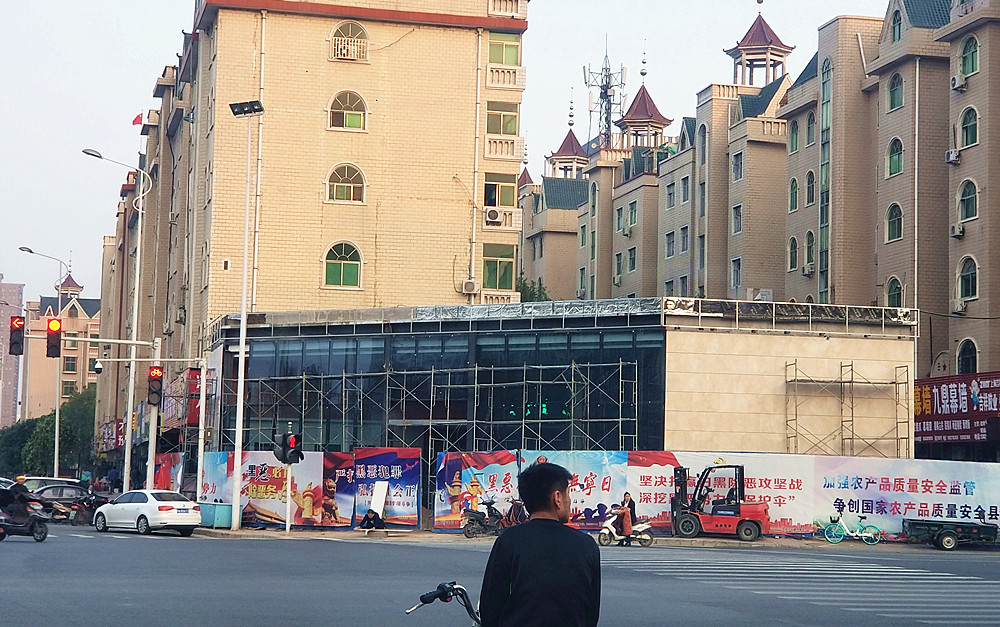郑州市民举报违章建筑遭神回复:集体土地