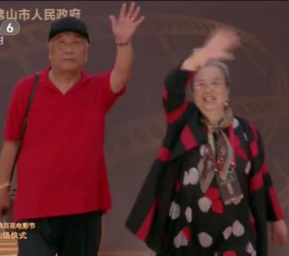 容嬷嬷李明启与老伴现身老两口年过八十恩爱如初