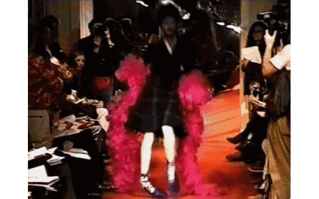 naomi campbell 在 vivienne westwood 1993年上的经典一摔