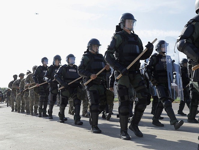 美国边防警卫已经穿上防暴装备如盾牌,头盔和警棍展开各种训练,他们是