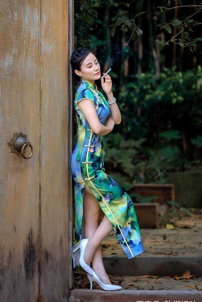 公园里的旗袍美女,凹凸有致风韵犹存