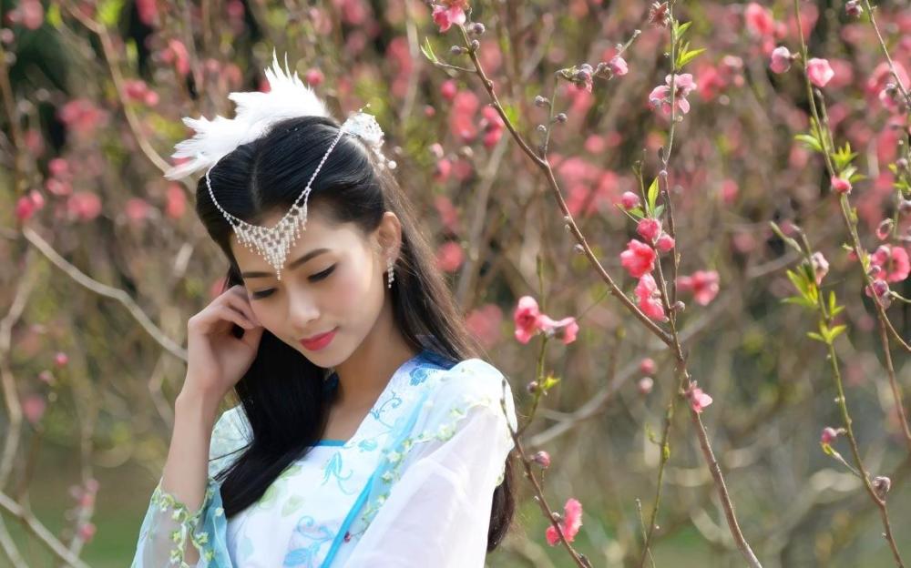 人像摄影:桃花林中的美丽过客