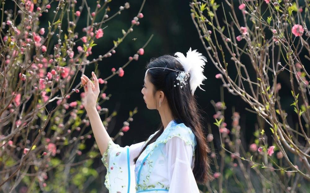 人像摄影:桃花林中的美丽过客