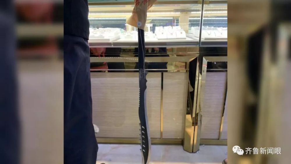 邹城:男子双十一凌晨抡锤砸金店 面部无任何遮挡