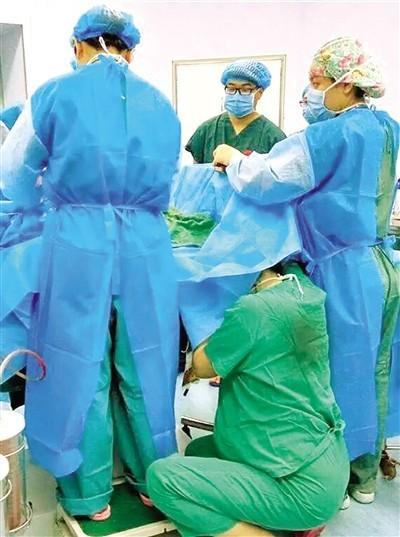 怀孕护士跪地托举胎儿半小时 累瘫在地