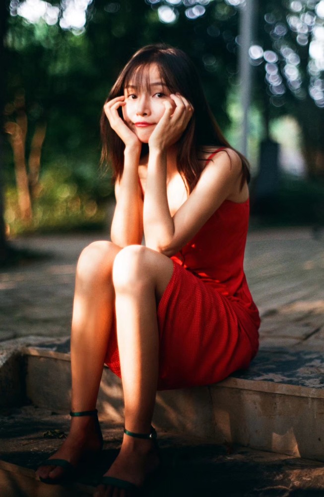 深林中的女孩在苦苦寻觅曾经丢失掉的世界,只不过很难