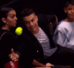 c罗变守门员接球失败,一头扎进乔治娜胸上,网友:装x失败