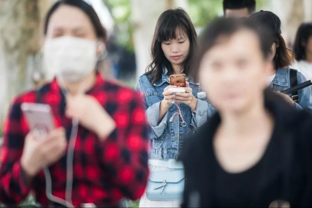 玩手机突然被卷入车底!关键时刻冲来一群人