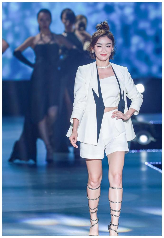 性感女神袁姗姗,身高165cm,腿型好看线条美,和赵英俊传绯闻!