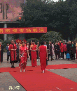 8.公园里的旗袍秀,这高跟鞋也是难为你了!