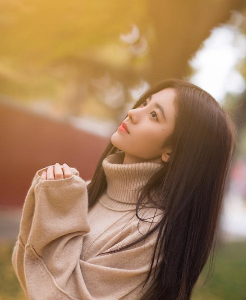 鞠婧祎:高领毛衣优雅迷人,"四千年美女"果然名不虚传!