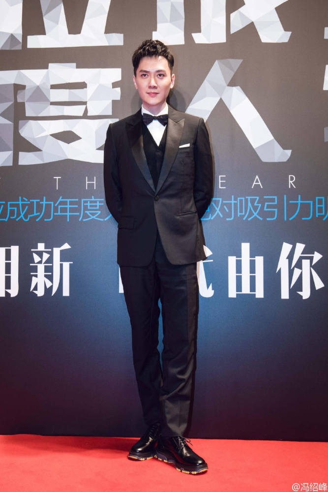 工作暴瘦的冯绍峰,瘦成筷子腿变男版郑爽