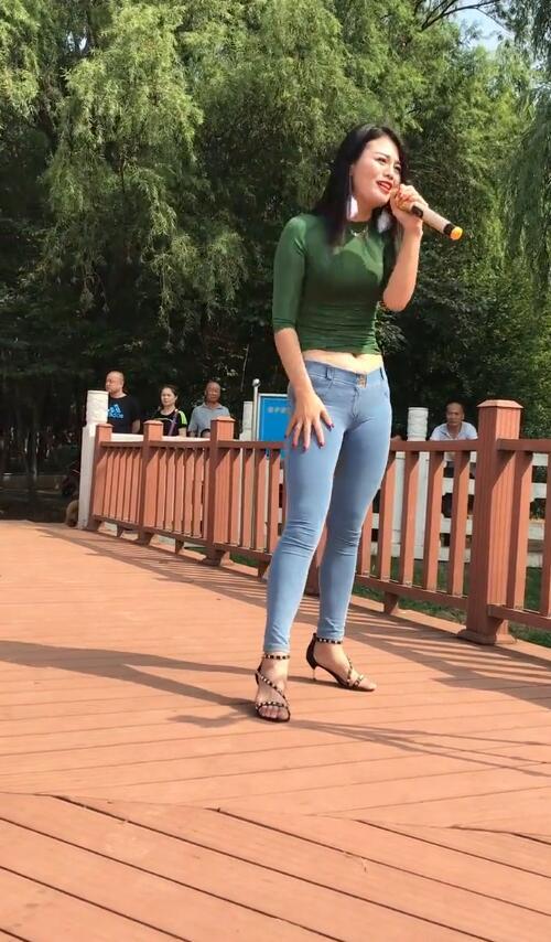 抖音,户外,紧身牛仔裤,美女,性感