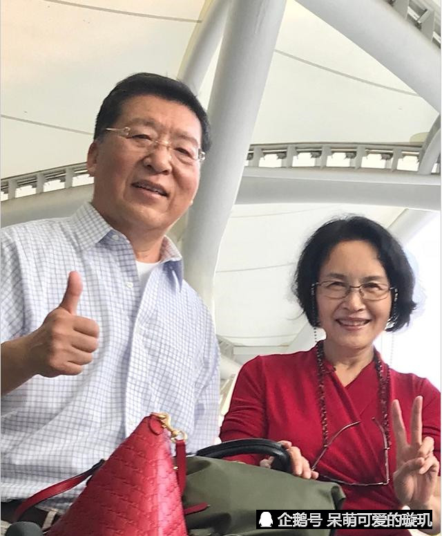 宋晓英带丈夫亮相,结婚以来一直低调,难得一见秀恩爱很甜!