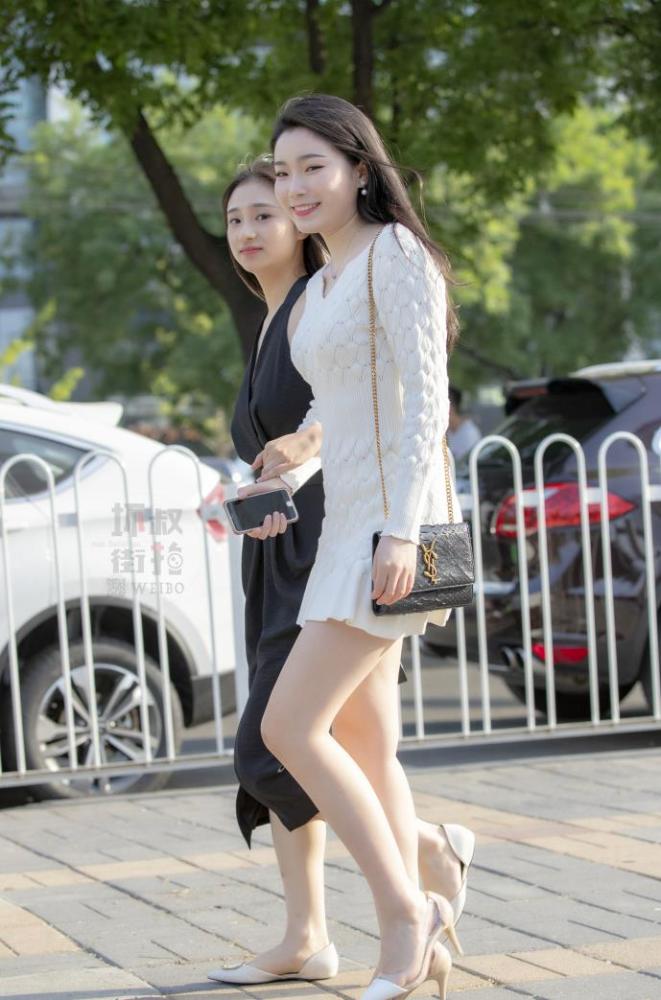街拍长腿美女小姐姐,笑容甜美暖人心田!