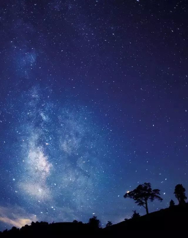 还在苦苦寻找极光?不如来日本轻松探寻星空秘境!