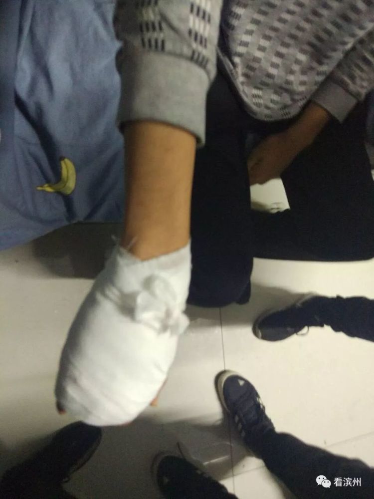 图为学生包扎后的手指