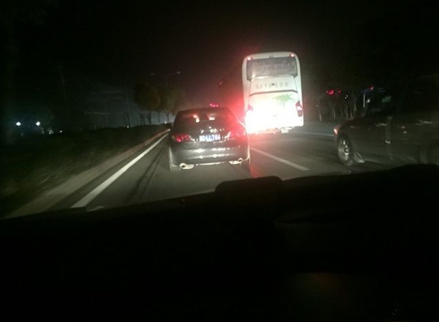 所以说在遇到紧急情况的时候会非常的慌乱,但大家也都知道,在晚上开车