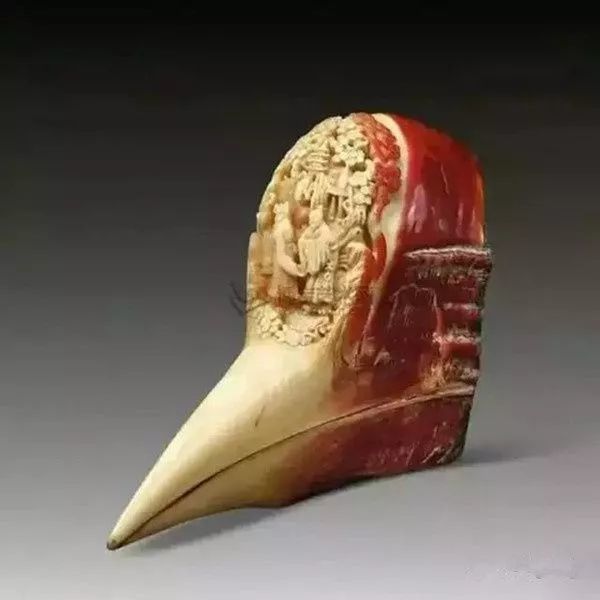 盔犀鸟头胄为实心,外红内黄,将其制成各种工艺品,确实有一定的历史