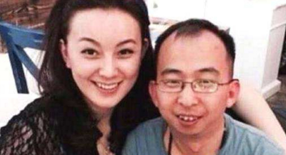 这是导演巨兴茂,她的妻子比他高十几公分呢,但两人结婚这么多年一直是