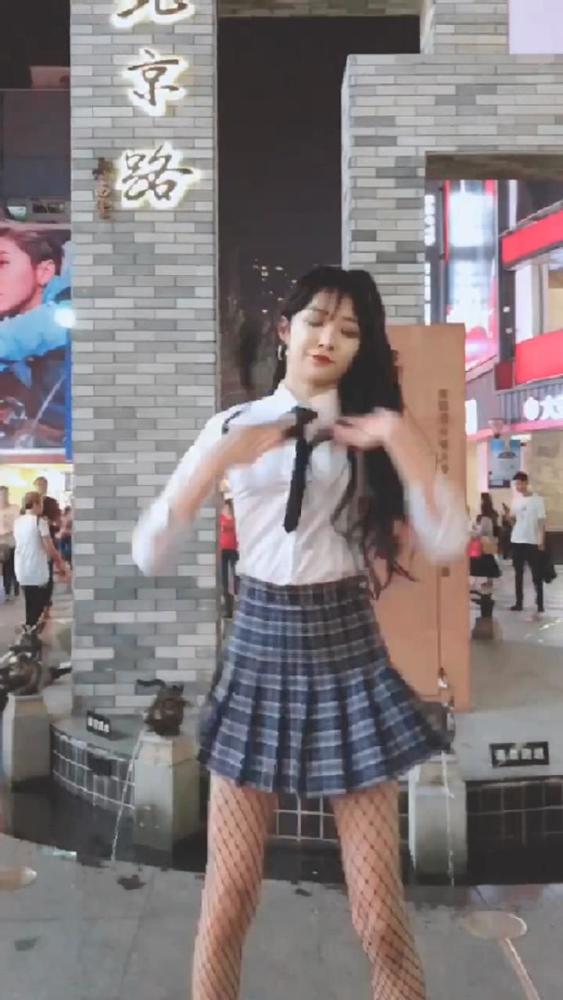 女装大佬艾比再次网袜现身街头,网友:花里胡哨