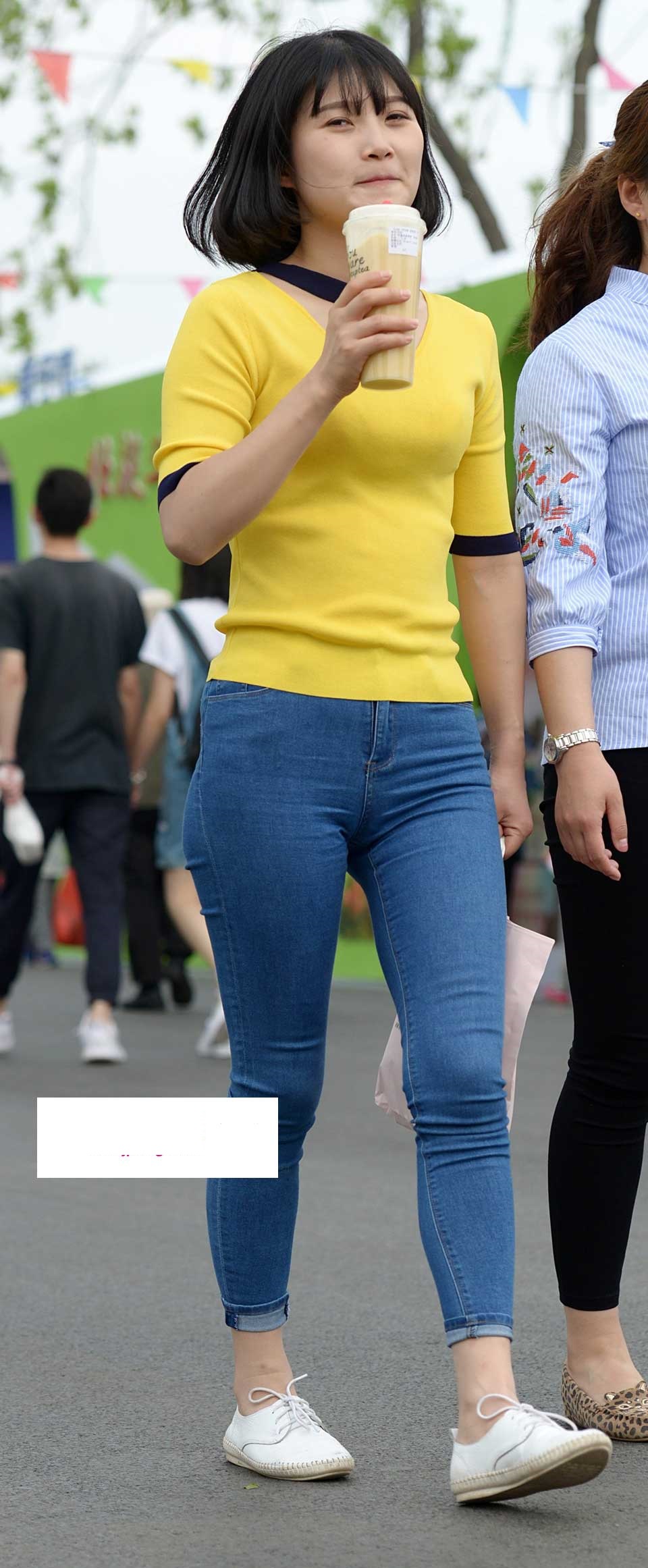 紧身裤美女身材窈窕,曲线身材,凹凸有致,性感迷人!