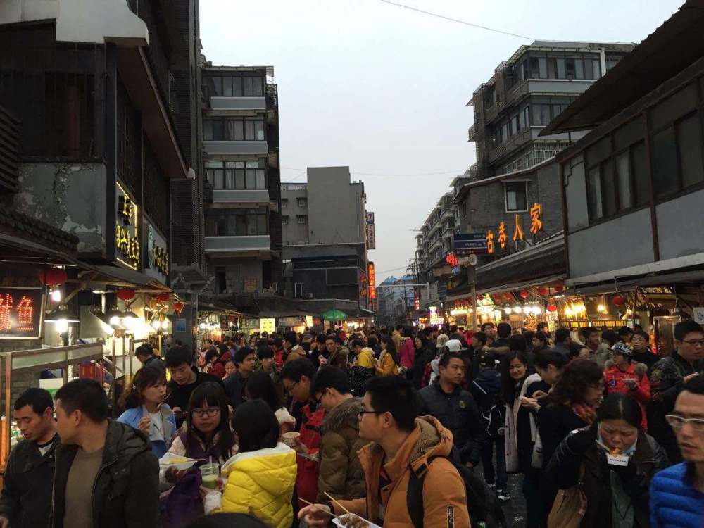 上海这条小吃街,味道差的离谱,连本地人都坑,却能火到