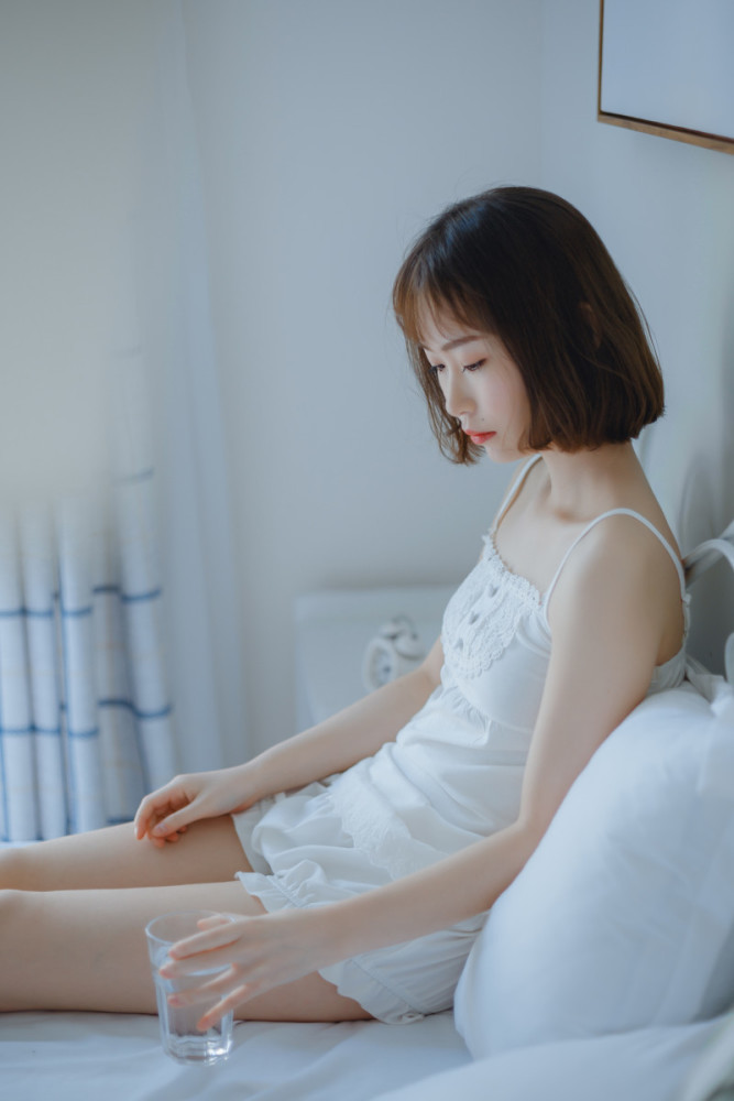 慵懒性感美女,吊带衫床上诱惑