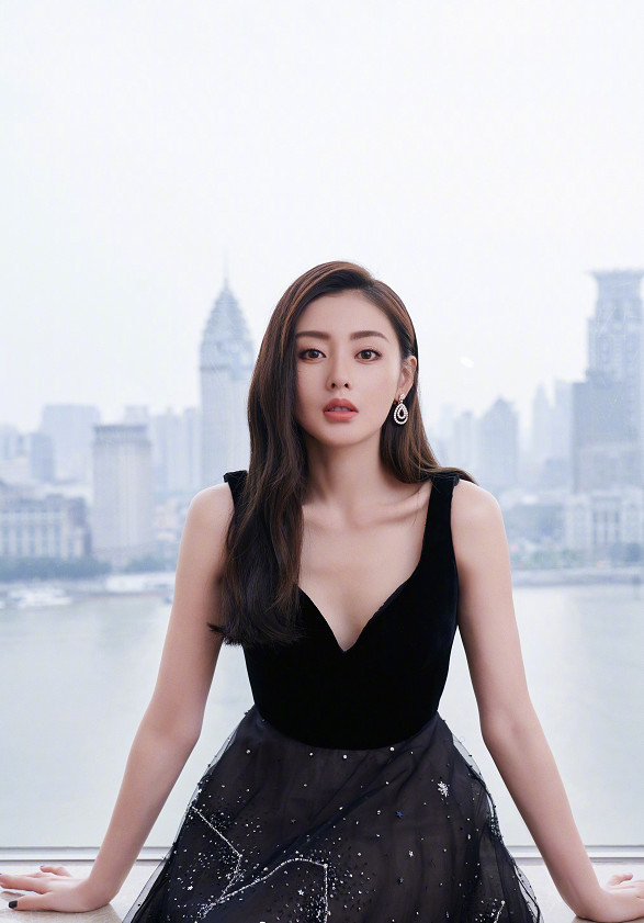 张天爱因颜值走红,背心配黑纱裙气场强大,美貌与实力并存!