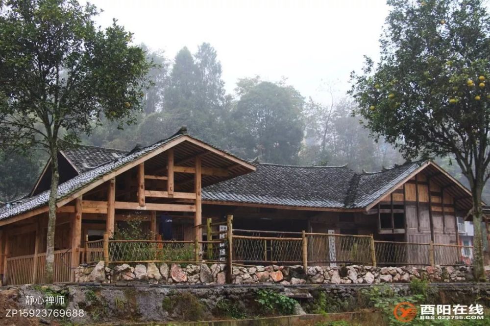 寨子坐落在群山环抱之中, 民居多以传统木瓦房为主, 依山而建, 多幢