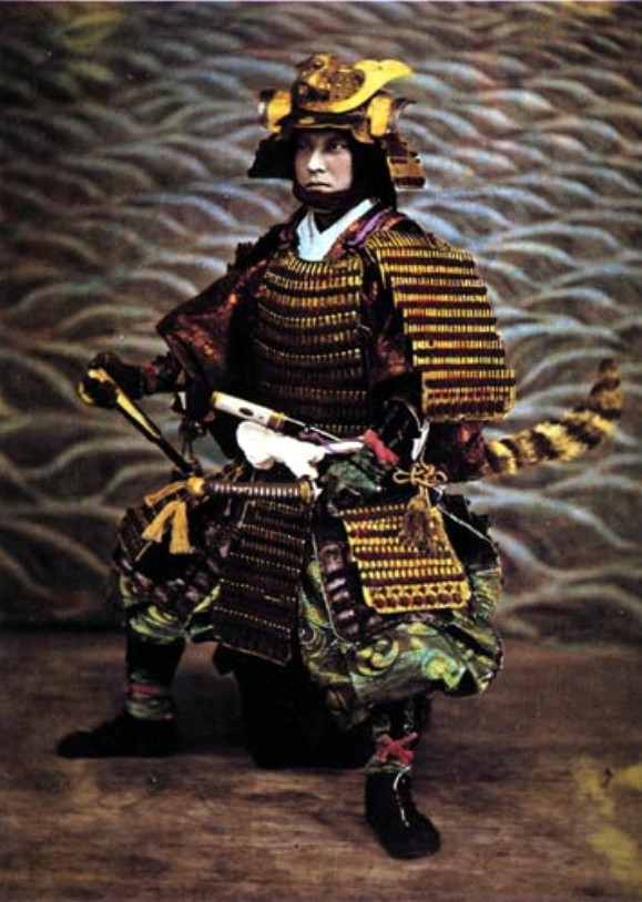 19世纪日本末代武士珍贵旧照,身着甲胄目露凶光,亮点却在身高