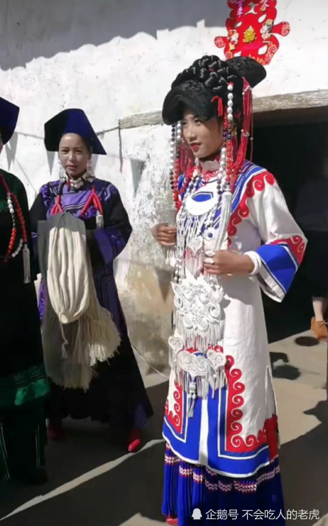 大凉山彝族新娘结婚,一套银饰价值10万,网友:再不说凉山穷了