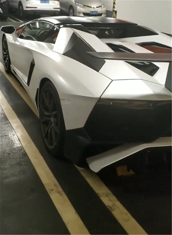 700万兰博基尼压线停,不顾及旁边感受!网友:车牌已凸显财力