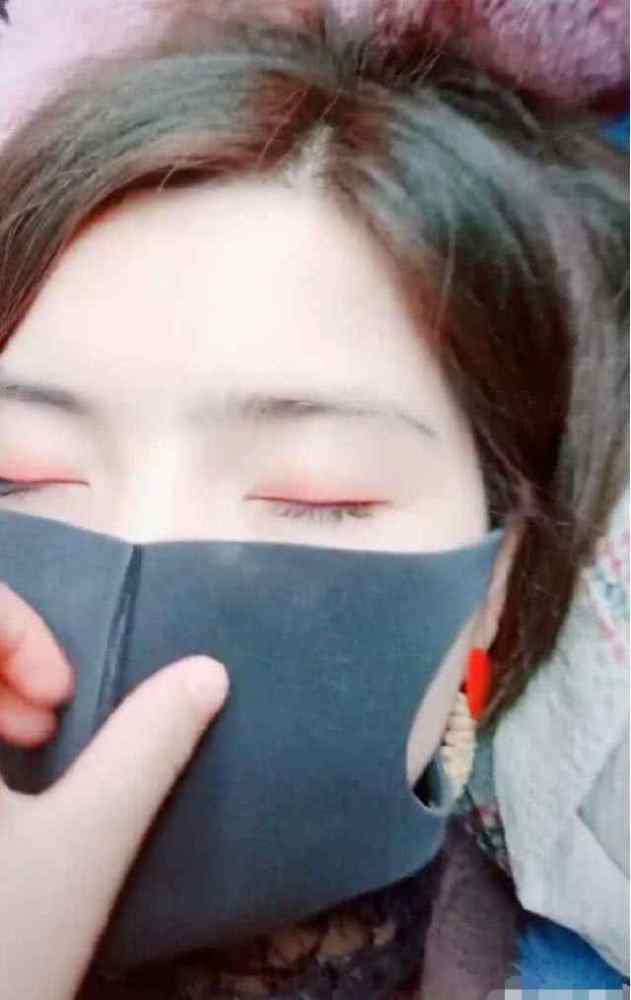 小姐姐整天戴口罩,趁她睡着时偷偷摘下口罩,网友:赶紧