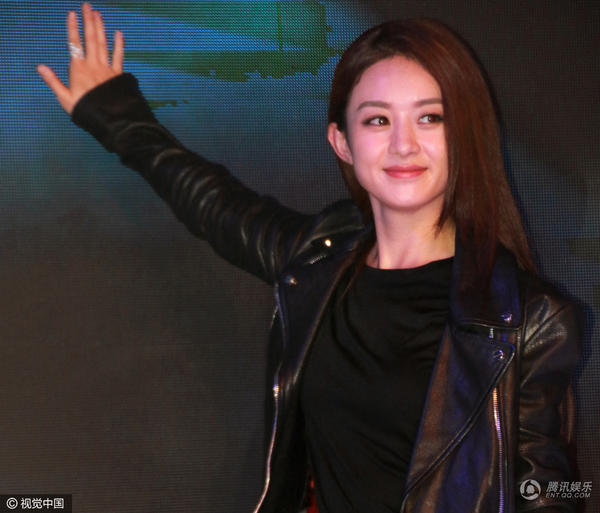 赵丽颖长发飘飘 穿皮衣打台球帅一脸_学生时代