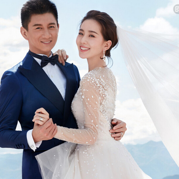吴奇隆跟妻子现身机场,婚后的吴奇隆真的变了很多