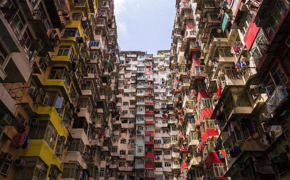 比起香港的"棺材房",广州的城中村简直就是豪华套间!