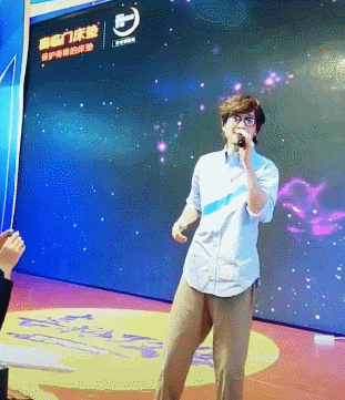 作为艺人来说,想通过商演赚钱养家,周传雄现场唱了