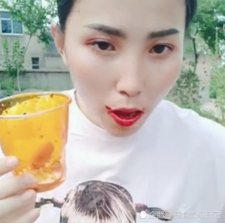 快手吃播想证明自己能吃辣,连辣椒油也喝,网友