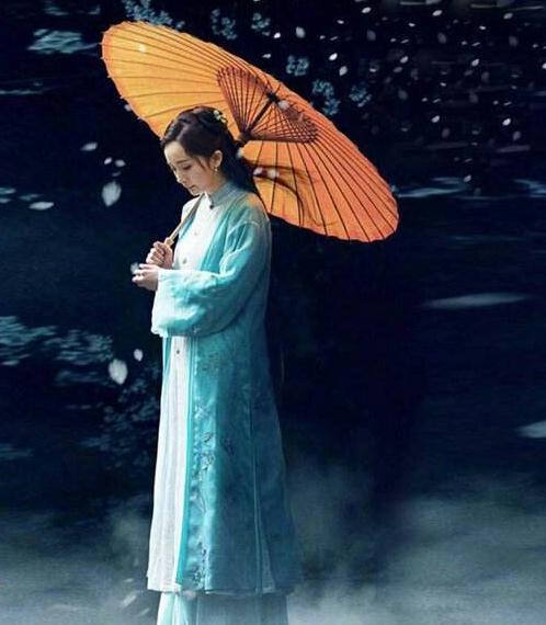 女星古装撑伞:杨紫美出新高度,刘亦菲撑伞的"姿势"有点怪
